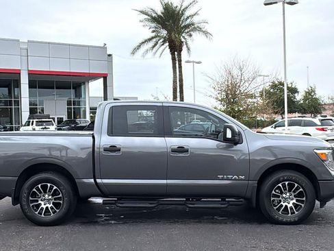 Used 2022 Nissan Titan SV w/ SV Convenience Package image 8