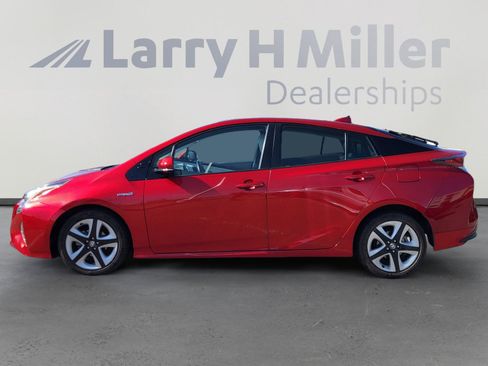Used 2018 Toyota Prius Four Touring w/ Premium Convenience Package image 2
