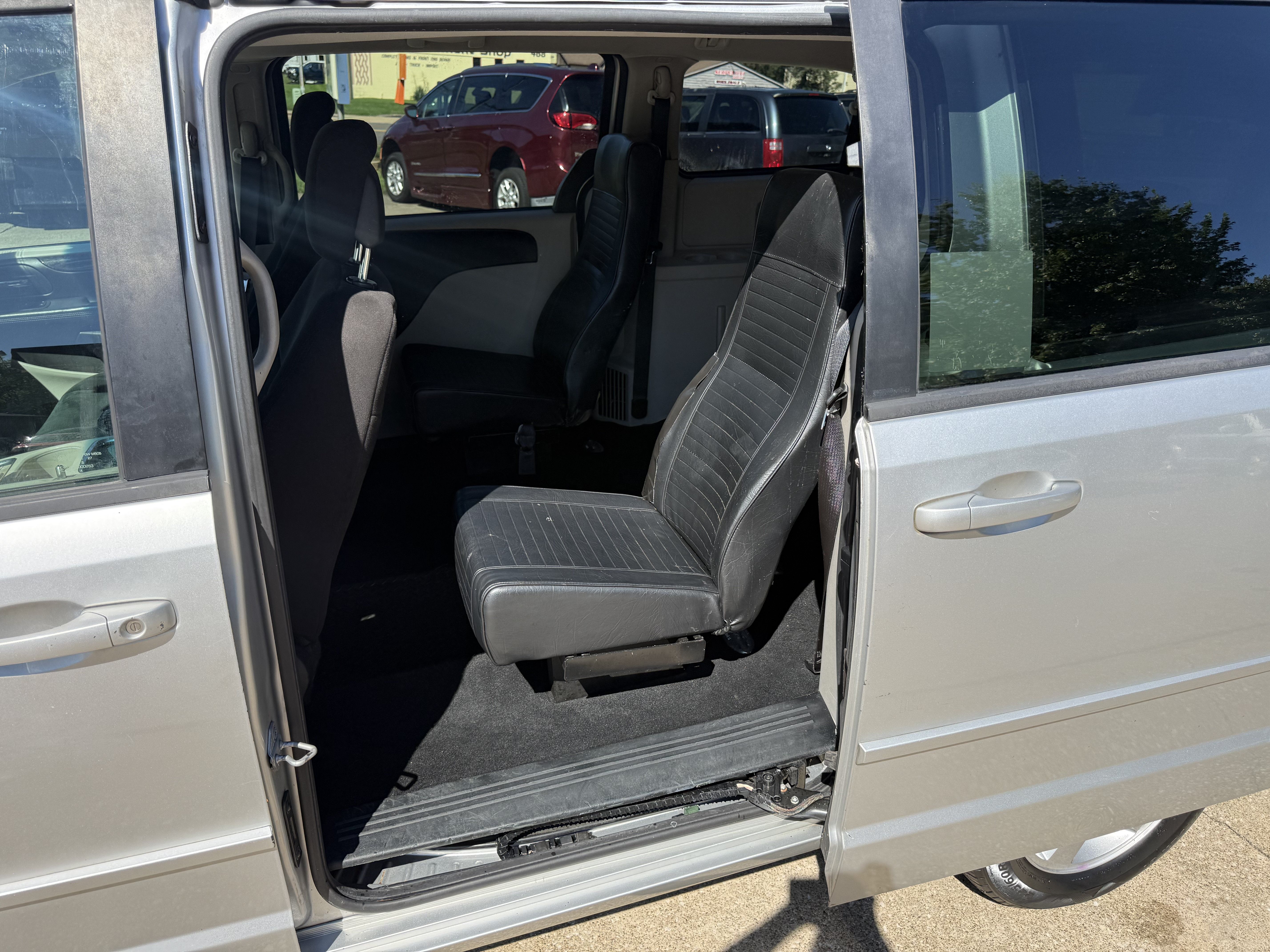 Used 2012 Dodge Grand Caravan SXT FWD image 15