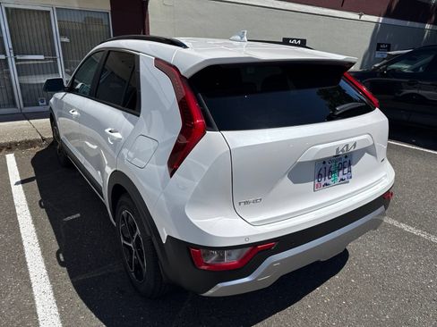 Certified 2023 Kia Niro EX FWD image 3