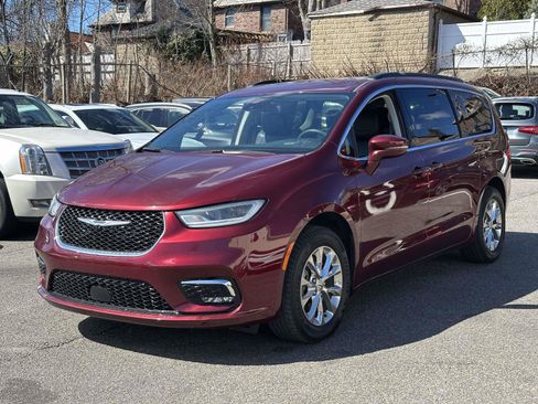 Used 2022 Chrysler Pacifica Touring-L AWD/4WD image 6