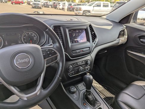 Used 2019 Jeep Cherokee Latitude Plus w/ Cold Weather Group AWD/4WD image 21