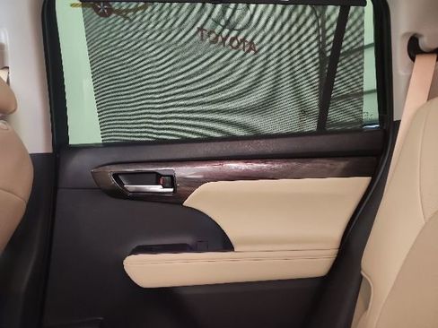 Used 2025 Toyota Highlander Limited AWD/4WD image 41