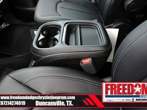 New 2027 Chrysler Pacifica Select FWD image 34