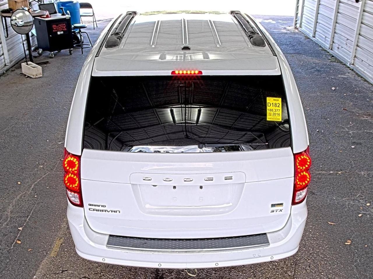 Used 2016 Dodge Grand Caravan SXT w/ Rear Park Assist Package FWD image 4