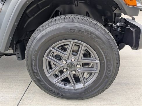 Used 2025 Jeep Gladiator Sport image 8