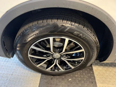 Used 2021 Volkswagen Tiguan SE FWD image 8