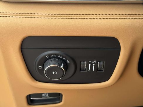 Used 2025 Jeep Grand Cherokee Summit AWD/4WD image 29