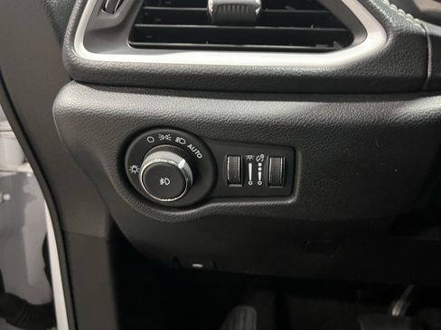 Used 2024 Chrysler Pacifica Select image 24