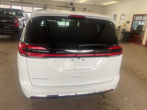 New 2026 Chrysler Pacifica Select image 13