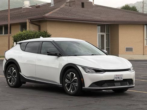 Used 2022 Kia EV6 Light RWD image 3