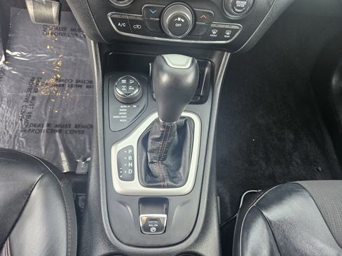 Used 2017 Jeep Cherokee Trailhawk AWD/4WD image 19