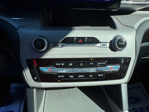 Used 2023 Ford Explorer XLT w/ Equipment Group 202A AWD/4WD image 4