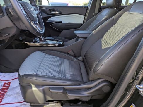 Used 2025 Chevrolet Trax LT w/ LT Convenience Package image 17