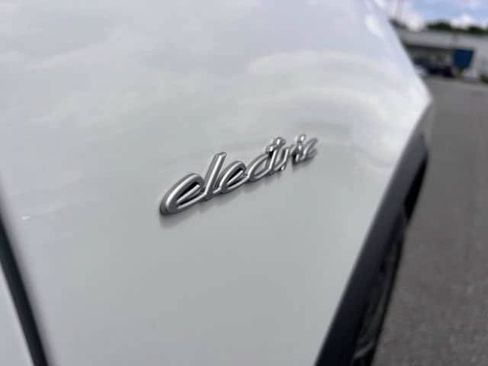 Used 2025 Porsche Macan Electric w/ Premium Package RWD image 38