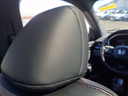 Used 2025 Honda Pilot Black Edition image 9