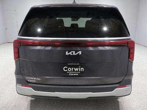 Used 2025 Kia Carnival FWD image 3