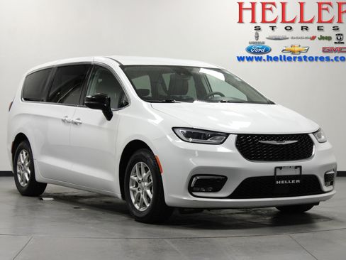 Used 2024 Chrysler Pacifica Touring-L FWD image 1