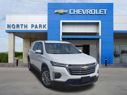 Used 2023 Chevrolet Traverse LT FWD image 1