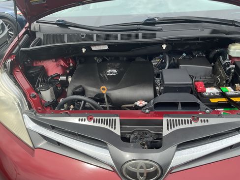 Used 2018 Toyota Sienna XLE w/ XLE Navigation Package FWD image 12