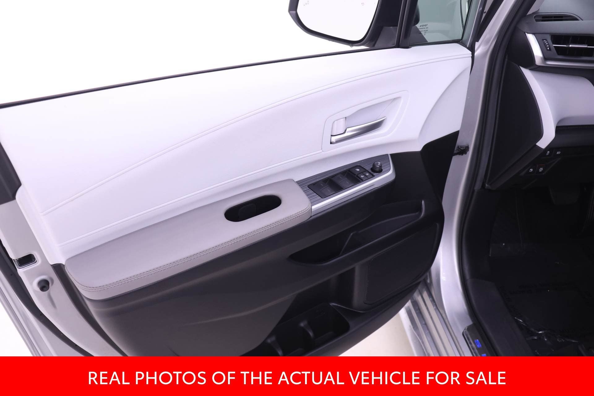 Used 2025 Toyota Sienna XLE FWD image 8