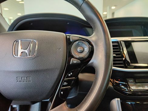 Used 2017 Honda Accord Touring image 14