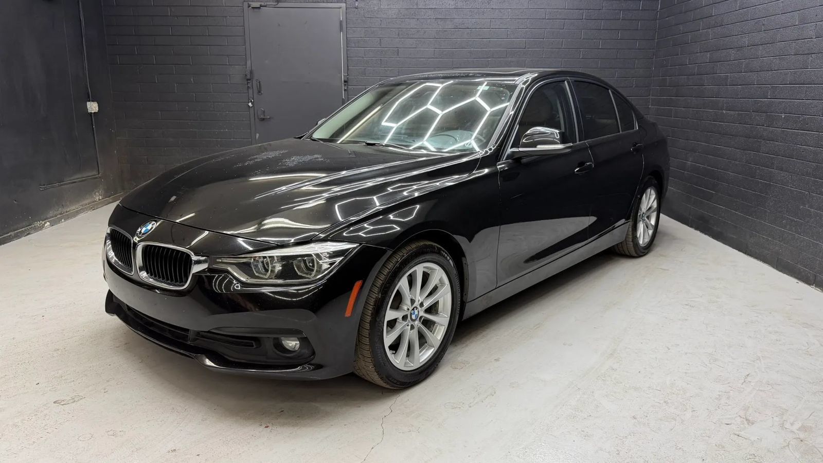 Used 2018 BMW 320i Sedan RWD image 2