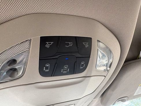 Used 2024 Chrysler Pacifica Touring-L FWD image 37