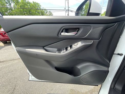 Used 2025 Nissan Rogue SV AWD/4WD image 9