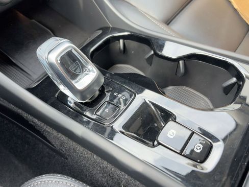 Certified 2025 Volvo XC40 B5 Plus image 17