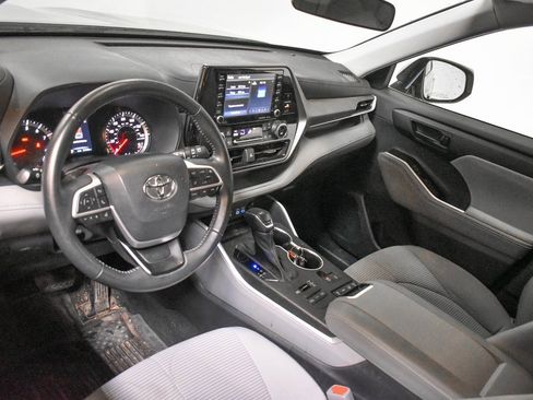 Used 2022 Toyota Highlander LE image 15