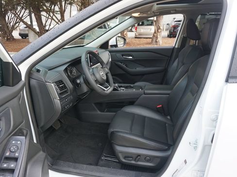 Used 2024 Nissan Rogue SV w/ SV Premium Package FWD image 2
