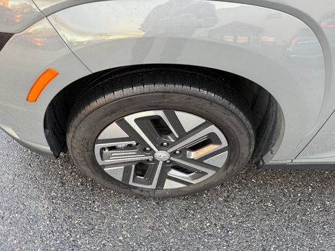 Used 2023 Hyundai Kona SE image 16