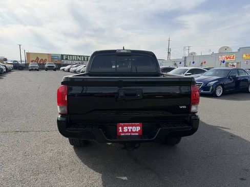 Used 2016 Toyota Tacoma TRD Off-Road w/ Premium & Technology Package AWD/4WD image 4