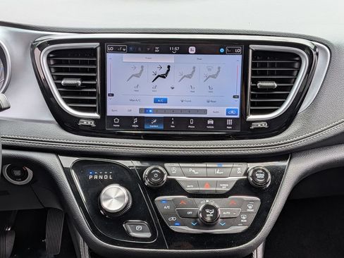 Used 2025 Chrysler Pacifica Limited FWD image 32