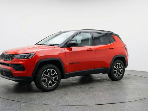Used 2025 Jeep Compass Trailhawk AWD/4WD image 3