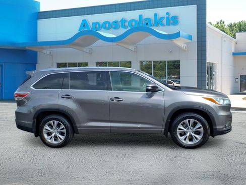 Used 2015 Toyota Highlander XLE AWD/4WD image 2