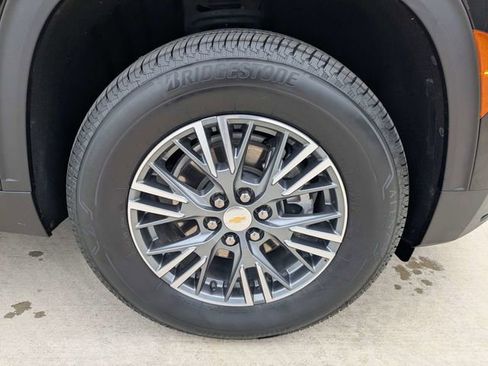 Used 2025 Chevrolet Traverse LT FWD image 10