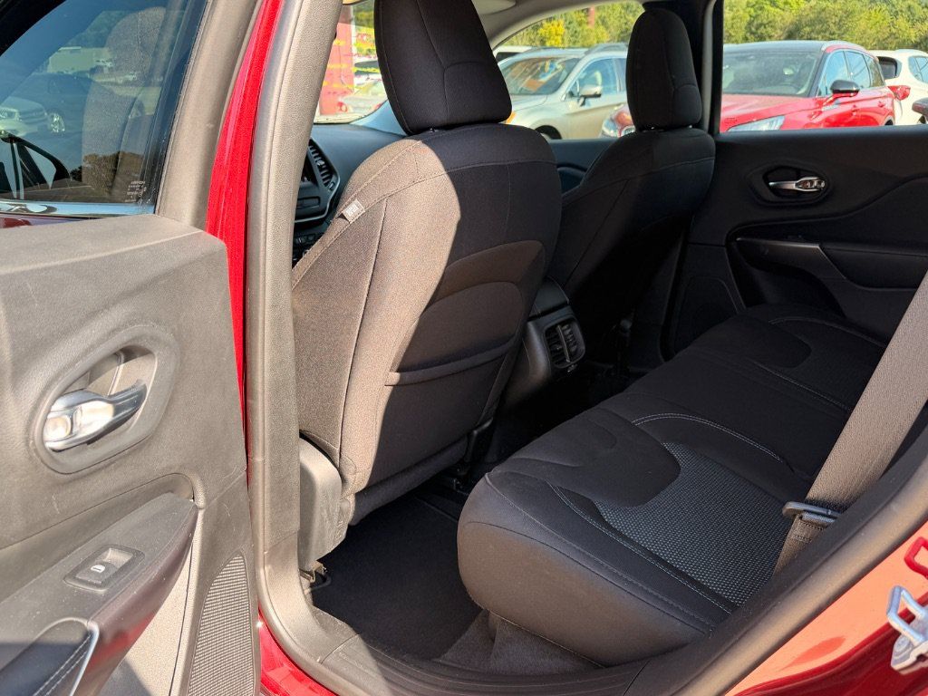 Used 2019 Jeep Cherokee Latitude w/ Popular Appearance Group FWD image 6