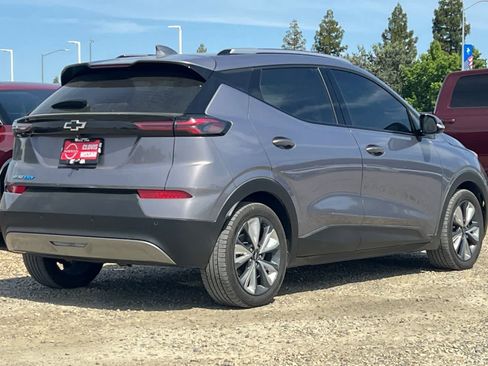 Used 2022 Chevrolet Bolt EUV LT w/ Convenience Package FWD image 3