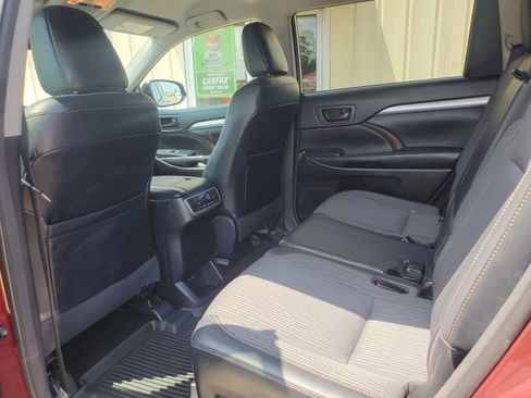Used 2018 Toyota Highlander Plus FWD image 32