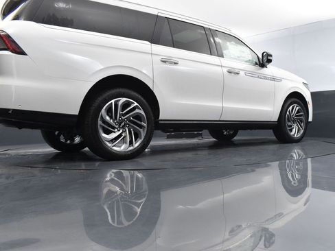 New 2025 Lincoln Navigator L Reserve image 2