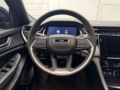 Used 2025 Jeep Grand Cherokee Altitude AWD/4WD image 15