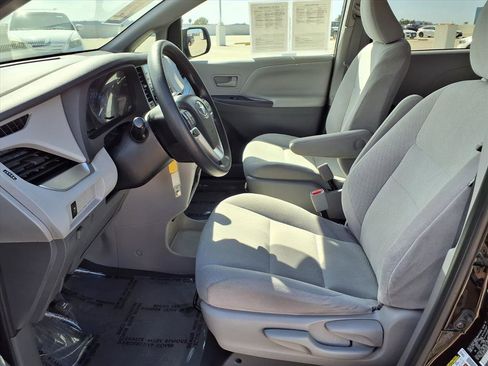 Used 2020 Toyota Sienna L image 12