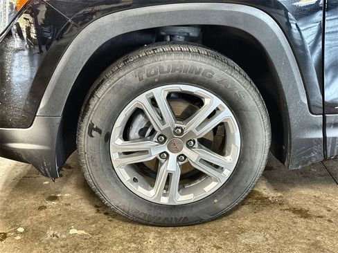 Used 2024 GMC Terrain SLE image 31