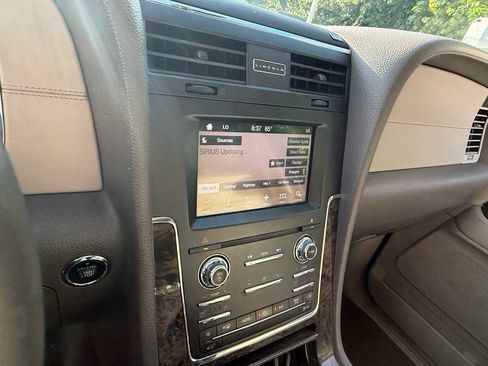 Used 2017 Lincoln Navigator Select RWD image 11