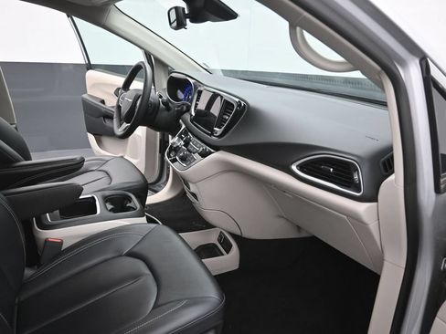 Used 2024 Chrysler Pacifica Touring-L FWD image 14