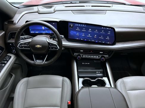 Used 2025 Chevrolet Suburban LT w/ Comfort Package AWD/4WD image 14
