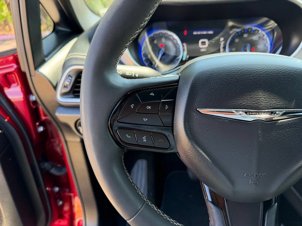 Used 2025 Chrysler Pacifica Limited FWD image 18