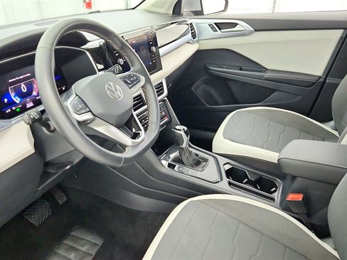 Used 2025 Volkswagen Taos SE FWD image 25
